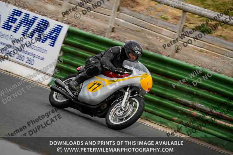 Vintage motorcycle club;eventdigitalimages;mallory park;mallory park trackday photographs;no limits trackdays;peter wileman photography;trackday digital images;trackday photos;vmcc festival 1000 bikes photographs